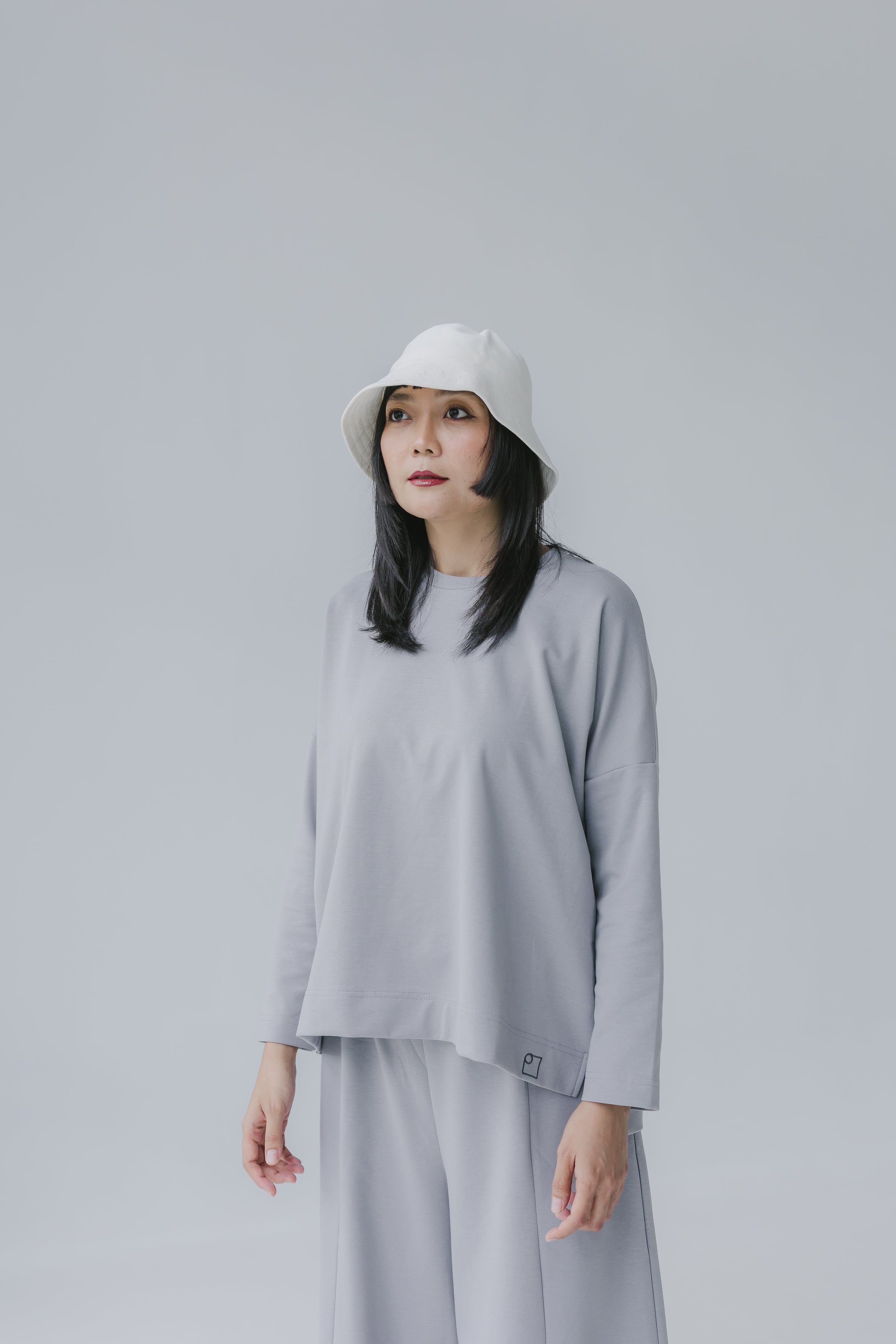 COMFORT WEAR HI-LOW TOP
